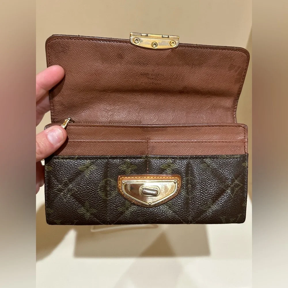 LOUIS VUITTON
Sarah leather wallet w/unbranded chain - Picture 6 of 12